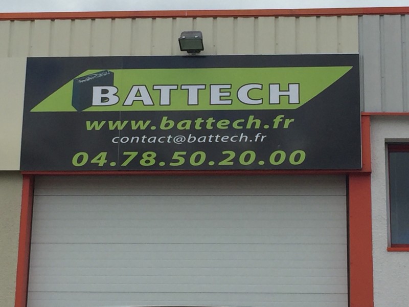Comment aménager une salle de charge pour des trottinettes électriques ou des vélos électriques indispensables à la livraison en ville ? Lyon Rhône (69) Irigny Battech 